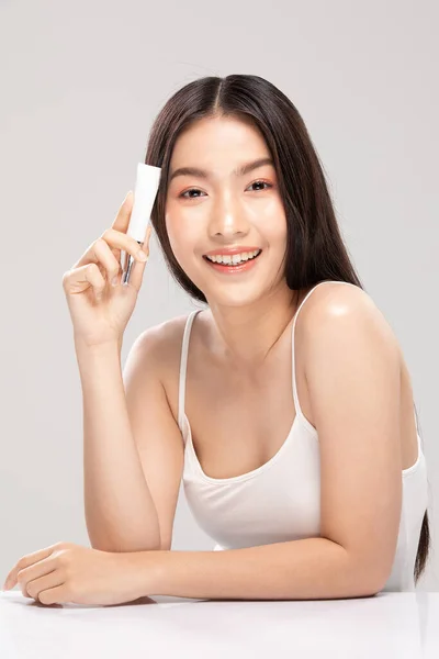Krásná Mladá Asijská Žena Držení Luxusní Bílé Čisté Trubice Úsměv — Stock fotografie