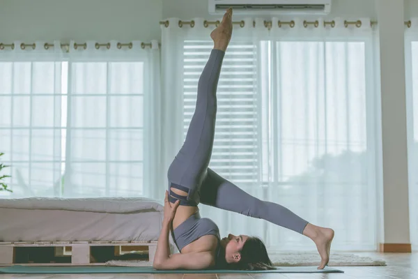 Attraktiv Asiatisk Kvinna Utövar Yoga Axelstativ Poserar Till Meditation Sovrum — Stockfoto