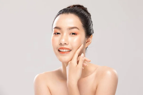 Mooie Aziatische Vrouw Aanraken Zachte Wang Glimlach Met Schone Frisse — Stockfoto