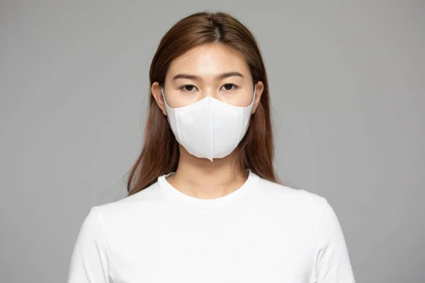 Frau Trägt Schutzmaske Vor Coronavirus Und Luftverschmutzung Isoliert Auf Grauem — Stockfoto