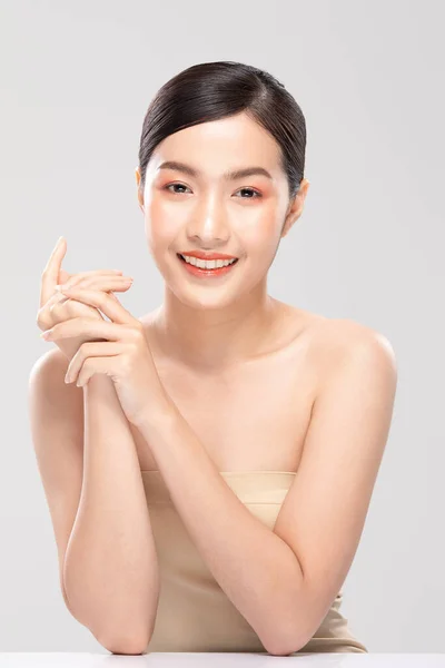 美しく若いアジアの女性は手を保持します笑顔は健康的でとても幸せと陽気です清潔で新鮮な肌 白い背景に隔離された 美容化粧品のコンセプト — ストック写真