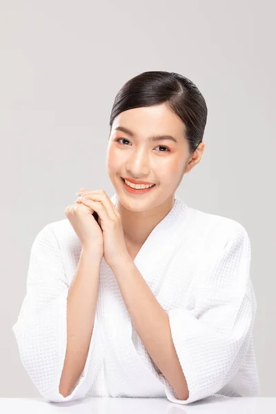 Hermosa Mujer Asiática Mirando Sonrisa Cámara Con Piel Limpia Fresca — Foto de Stock