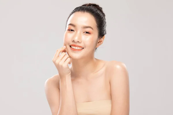Hermosa Mujer Joven Asiática Tocando Suave Sonrisa Mejilla Con Piel —  Fotos de Stock