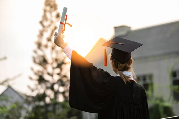 Atrás Vista Graduada Poner Las Manos Alto Celebrar Con Certificado — Foto de Stock