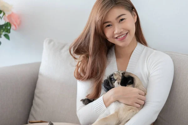 Wanita Memegang Anjing Pug Breed Dan Tidur Lengannya Santai Dan — Stok Foto