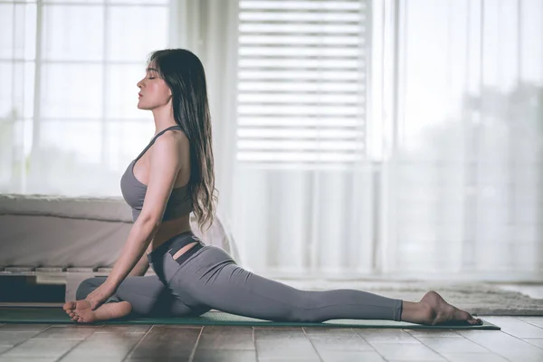 Attraktiv Asiatisk Kvinna Utövar Yoga Duva Poserar Till Meditation Sovrum — Stockfoto