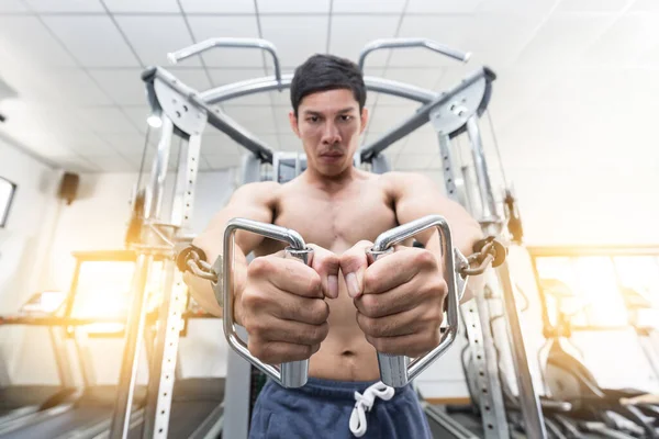Bodybuilder Hommes Séance Entraînement Avec Câble Dans Salle Gym Concentrer — Photo