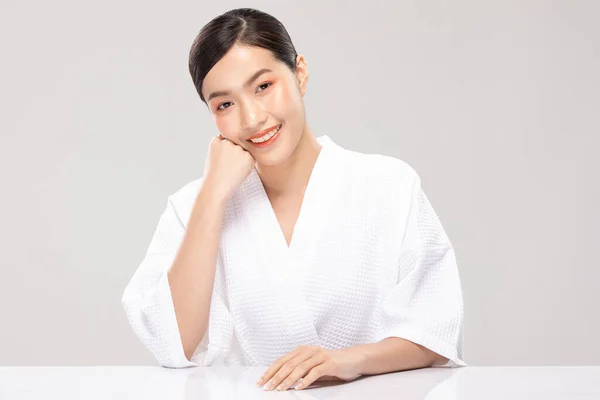 Hermosa Mujer Asiática Mirando Sonrisa Cámara Con Piel Limpia Fresca —  Fotos de Stock