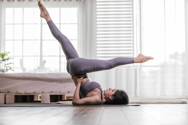 Attraktiv Asiatisk Kvinna Utövar Yoga Axelstativ Poserar Till Meditation Sovrum — Stockfoto