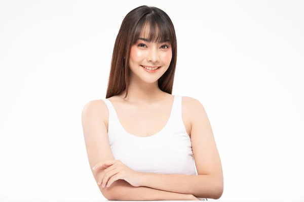 아리따운 아시아 여성은 깨끗하고 긍정적 감정으로 미소를 배경에 고립된 화장품 — 스톡 사진