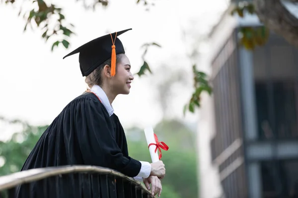 Atractiva Asiática Estudiante Graduada Gorra Bata Celebrando Con Certificado Mano —  Fotos de Stock