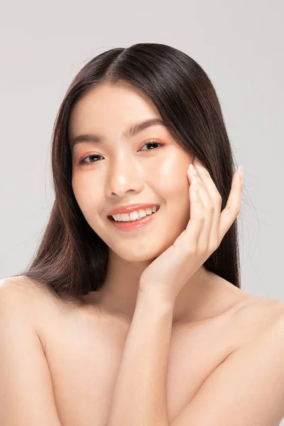 美丽的亚洲女人 用清爽的肌肤触摸着柔软的面颊 快乐而快乐 有着积极的情感 有着白色的背景 美感和美感 — 图库照片