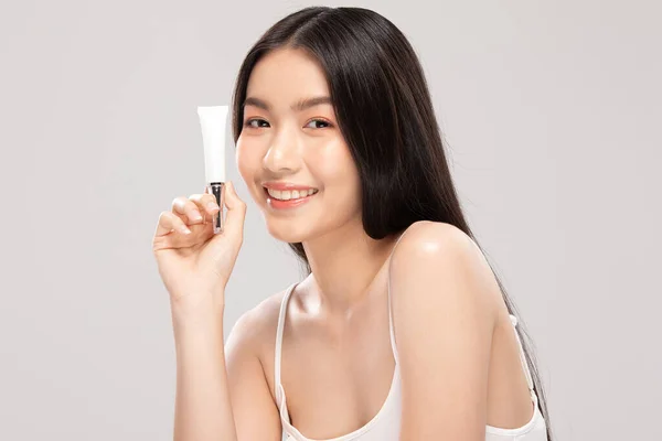 Hermosa Mujer Asiática Joven Sosteniendo Una Sonrisa Tubo Limpio Blanco — Foto de Stock