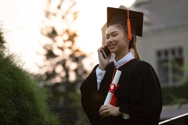 Feliz Mujer Joven Graduada Gorra Vestido Hablando Con Los Padres —  Fotos de Stock