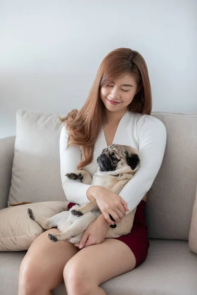 Wanita Memegang Anjing Pug Breed Dan Tidur Lengannya Santai Dan — Stok Foto