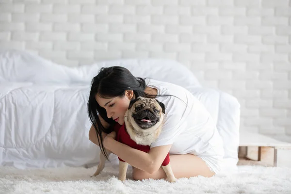 Beautiful Asian Young Woman Playing Her Dog Smile Dog Pug — стоковое фото