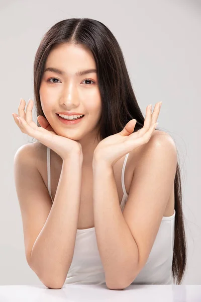 Mooie Aziatische Vrouw Kijken Naar Camera Glimlach Met Schone Frisse — Stockfoto