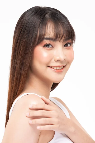 美しく若いアジアの女性は 白の背景に隔離された健康的な清潔で新鮮な肌でとても幸せと陽気な肩の感じに触れながら 美容美容コンセプト — ストック写真