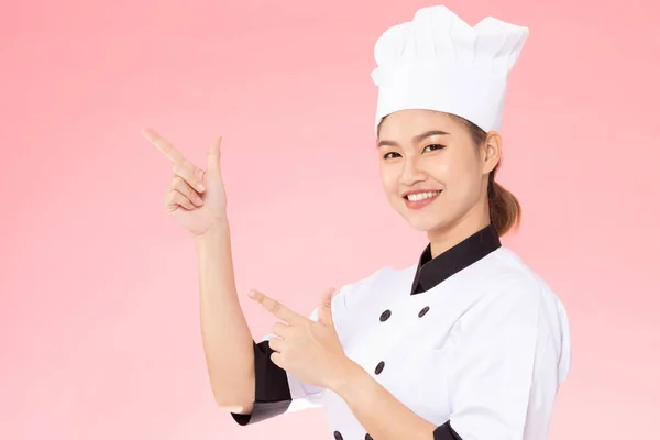 Piękny Azjatycki Szef Kuchni Kobieta Uśmiech Wskazując Górę Izolowane Różowym — Zdjęcie stockowe