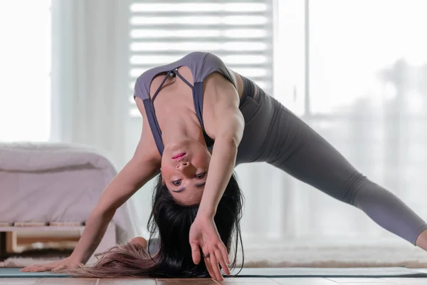 Mujer Asiática Atlética Feliz Practica Yoga Estiramiento Pose Para Estirar — Foto de Stock