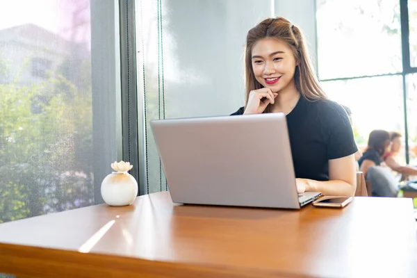 Bella Donna Asiatica Attraente Che Lavora Con Computer Portatile Pensando — Foto Stock