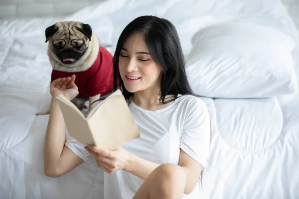 Привлекательная Азиатская Молодая Женщина Читает Книгу Время Собака Мопс Породы — стоковое фото
