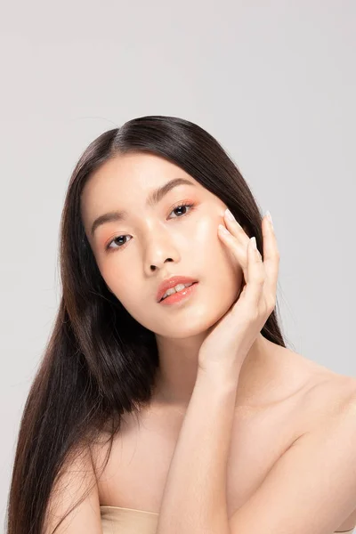 Vacker Asiatisk Ung Kvinna Vidrör Mjuk Kind Leende Med Ren — Stockfoto