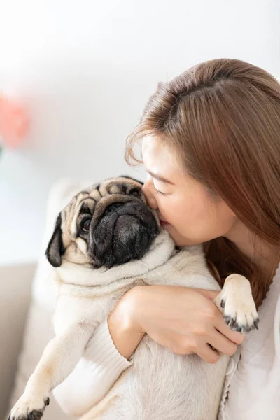 매력적 아시아 귀여운 개에게 키스하는 지루하고 재밌는 얼굴로 침대에 달콤하고 — 스톡 사진