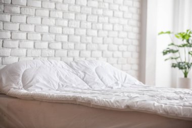 beyaz yastıklı yatak ve battaniyeli doğal ışık yatak odasında sabah, yatak ve yatak odası konsepti