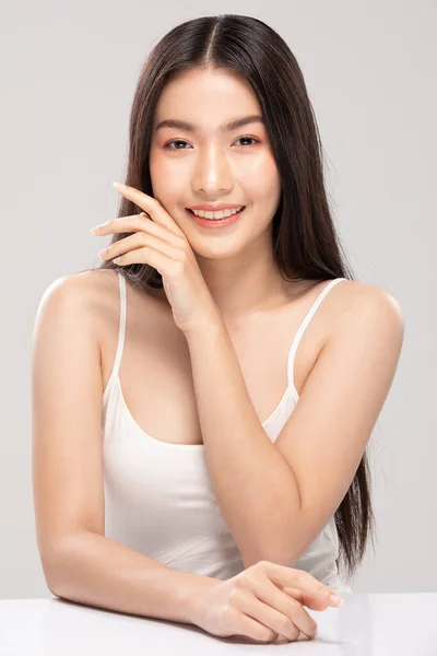 Belle Femme Asiatique Touchant Doux Sourire Joue Avec Une Peau — Photo