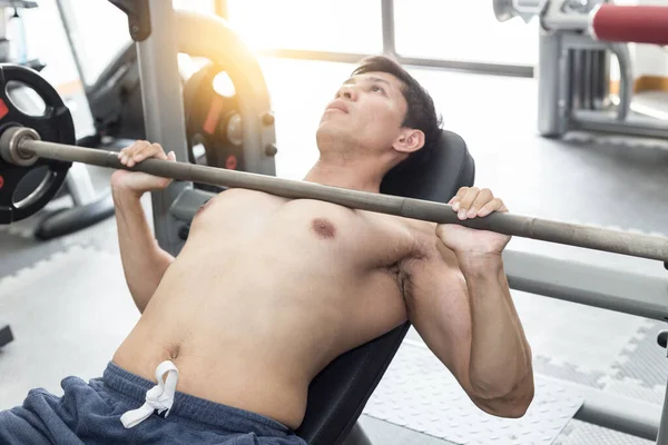 Bodybuilder Hommes Séance Entraînement Avec Haltère Dans Salle Gym Concentrer — Photo