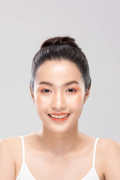 Schöne Asiatin Blickt Die Kamera Lächeln Mit Sauberer Und Frischer — Stockfoto