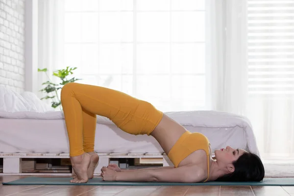 Aantrekkelijke Aziatische Vrouw Oefenen Yoga Halve Brug Pose Meditatie Slaapkamer — Stockfoto