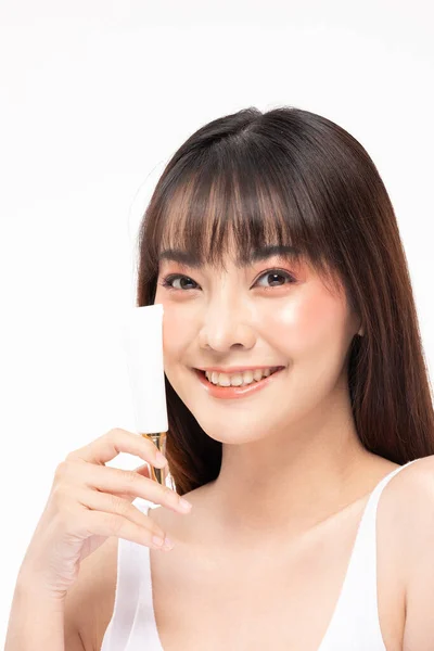 美しい若いアジアの女性健康ととても幸せと陽気な感じの豪華な白いきれいなチューブの笑顔を保持きれいなと新鮮な肌 灰色の背景に隔離された 美容化粧品スパと治療のコンセプト — ストック写真