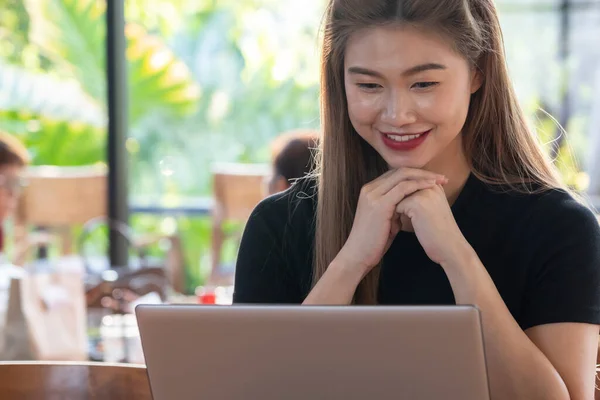 Vacker Attraktiv Asiatisk Kvinna Som Arbetar Med Dator Laptop Och — Stockfoto