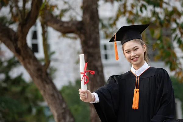 Atractiva Asiática Estudiante Graduada Gorra Bata Celebrando Con Certificado Mano —  Fotos de Stock