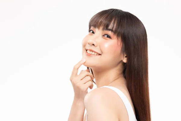 아름다운 아시아 여성이 바라보는 행복하고 흰색에 청정하고 화장품 — 스톡 사진