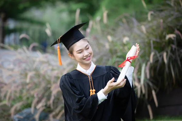 Atractiva Asiática Estudiante Graduada Gorra Bata Celebrando Con Certificado Mano —  Fotos de Stock