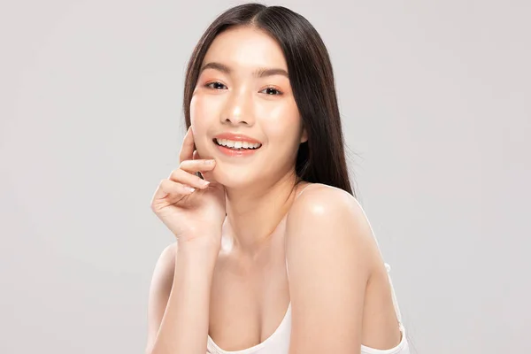 아름다운 아시아 여성이 부드러운 미소를 깨끗하고 행복과 긍정적 감정으로 활기차게 — 스톡 사진