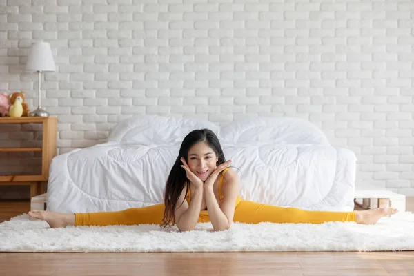 매력적 아시아 아침에 일어나자 편안하고 몸으로 일어나자 사이드 침실에서 명상하기 — 스톡 사진