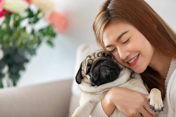 Bela Ásia Jovem Mulher Jogar Com Ela Pet Sorriso Com — Fotografia de Stock