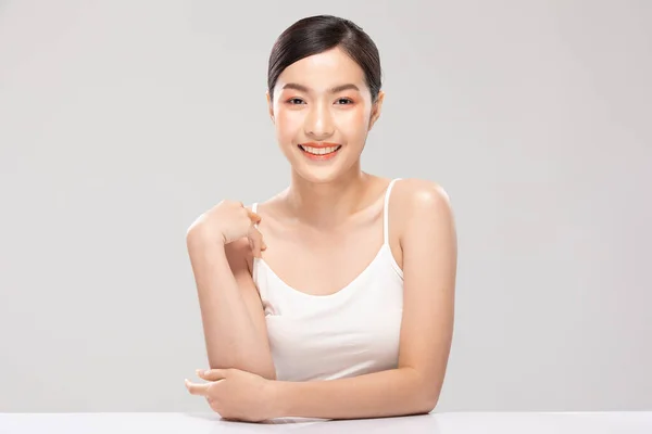 아리따운 아시아 여성은 깨끗하고 긍정적 감정으로 미소를 배경에 고립된 화장품 — 스톡 사진