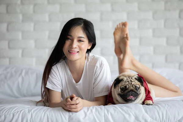 Beautiful Asian Young Woman Playing Her Dog Smile Dog Pug — стоковое фото