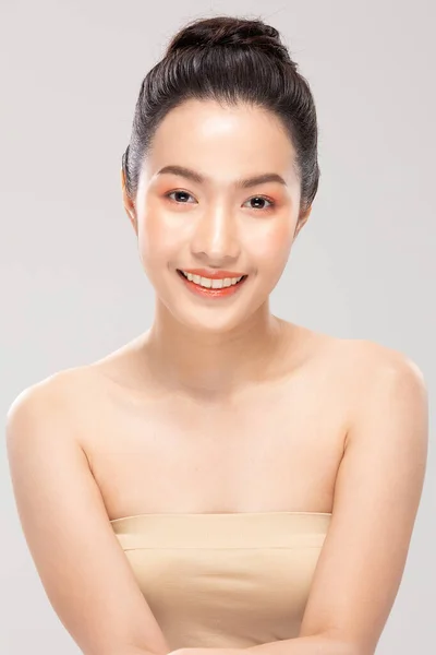 きれいな肌と新鮮な肌でカメラの笑顔を見て美しいアジアの女性幸せと陽気な肯定的な感情で 白い背景に孤立 美容と化粧品のコンセプト — ストック写真