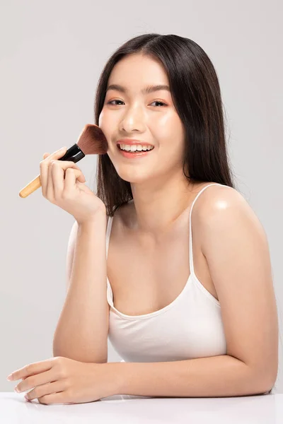 Schöne Asiatische Junge Frau Lächelt Und Hält Make Pinsel Mit — Stockfoto