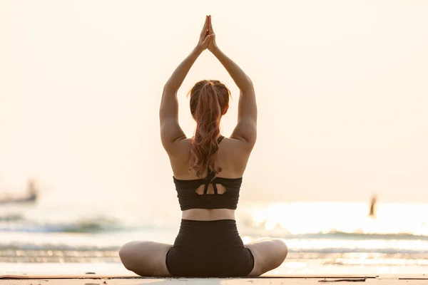 Frauen Üben Yoga Lotus Pose Zur Meditation Mit Sommerurlaub Strand — Stockfoto