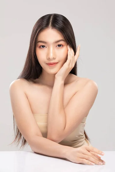 きれいな肌と新鮮な肌で柔らかい頬の笑顔に触れる美しいアジアの女性幸福と陽気な肯定的な感情で 白い背景に孤立 美容と化粧品の概念 — ストック写真