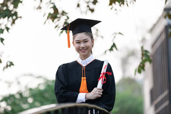 Atractiva Asiática Estudiante Graduada Gorra Bata Celebrando Con Certificado Mano —  Fotos de Stock