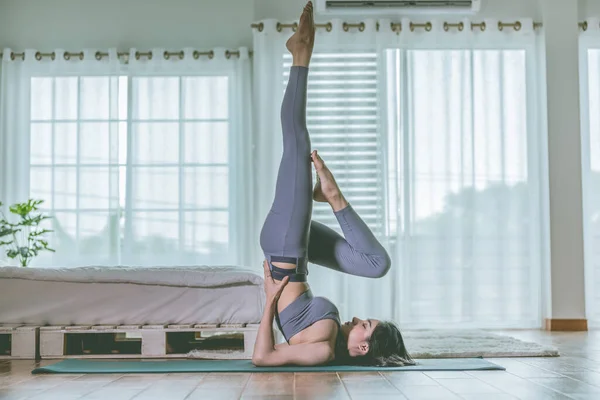 Wanita Asia Yang Menarik Berlatih Yoga Bahu Berdiri Berpose Untuk — Stok Foto