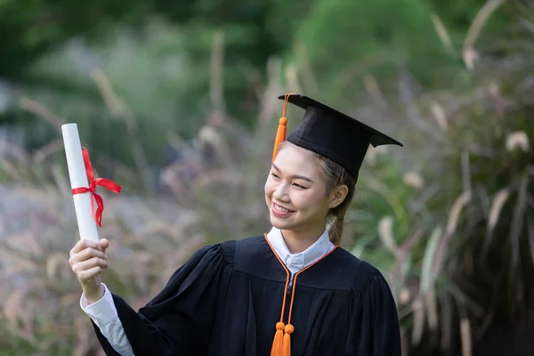 Atractiva Asiática Estudiante Graduada Gorra Bata Celebrando Con Certificado Mano —  Fotos de Stock